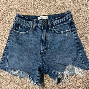 Abercrombie - high rise 4” mom short